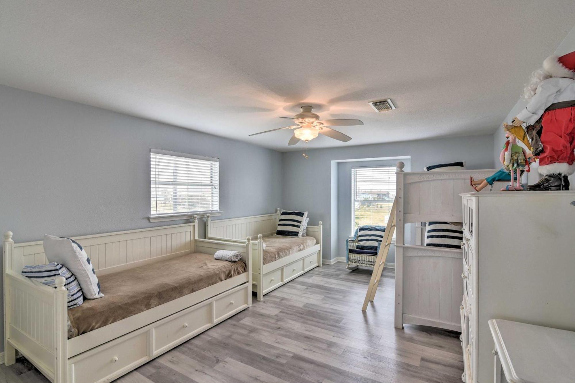 Oceanfront Galveston Home - Walk To Beach! Εξωτερικό φωτογραφία